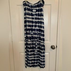 Long skirt with little slit.